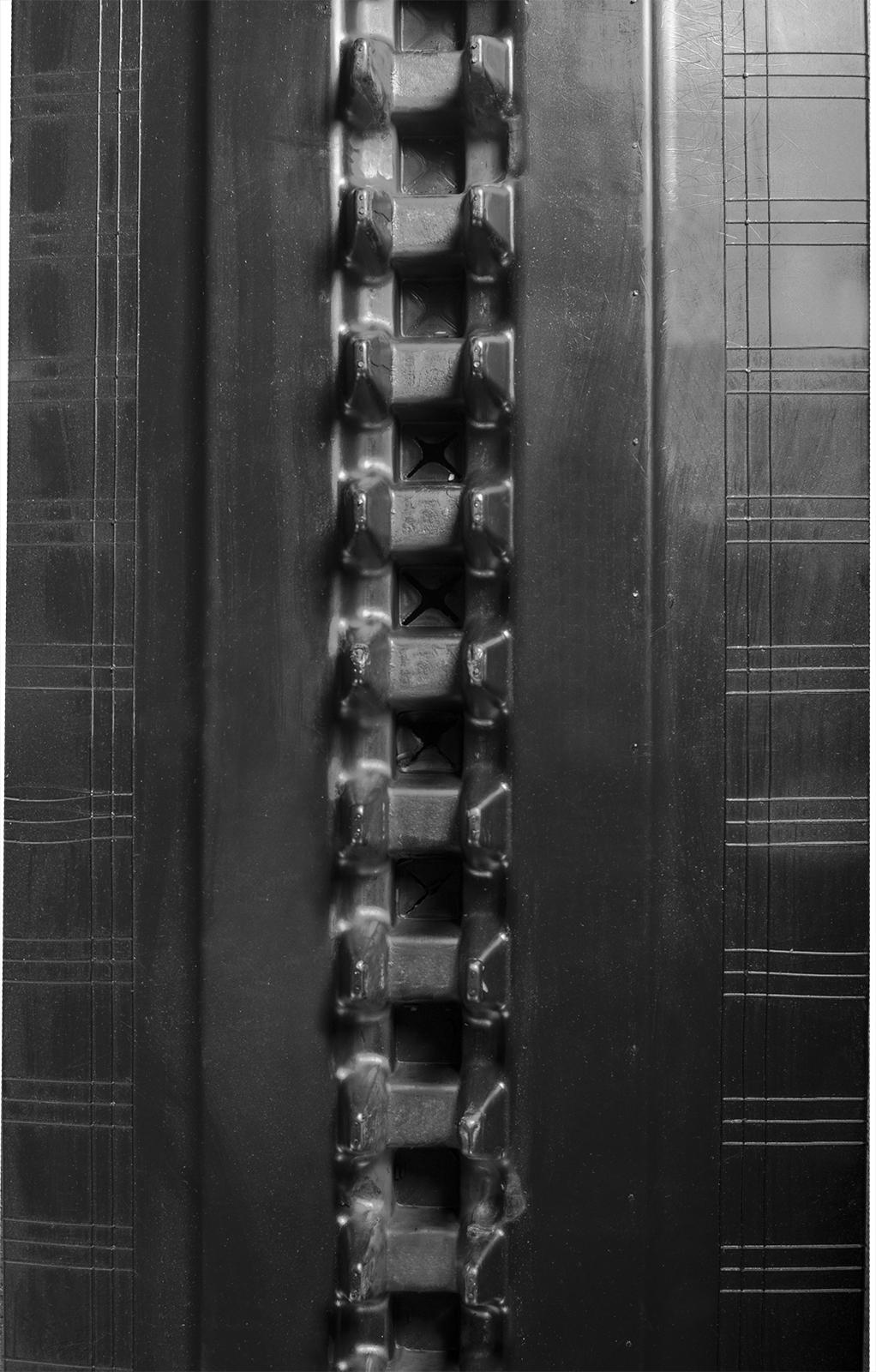 set of 2 24" heavy duty multi-bar pattern rubber track (600x100x82)